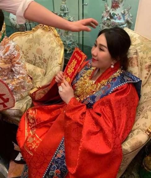 赌王女儿超盈嫁小7岁老公,全身挂满金器,穿金丝礼服胖到不敢认