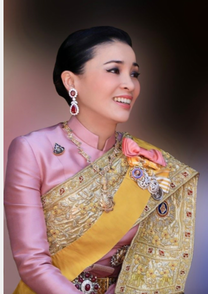 42岁苏提达没回泰国过生日,珍贵旧照首次官宣,暗赞她是称职王后