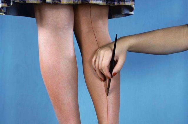 二战美国女性因为没有丝袜穿,甚至流行起在腿上画"丝袜线".