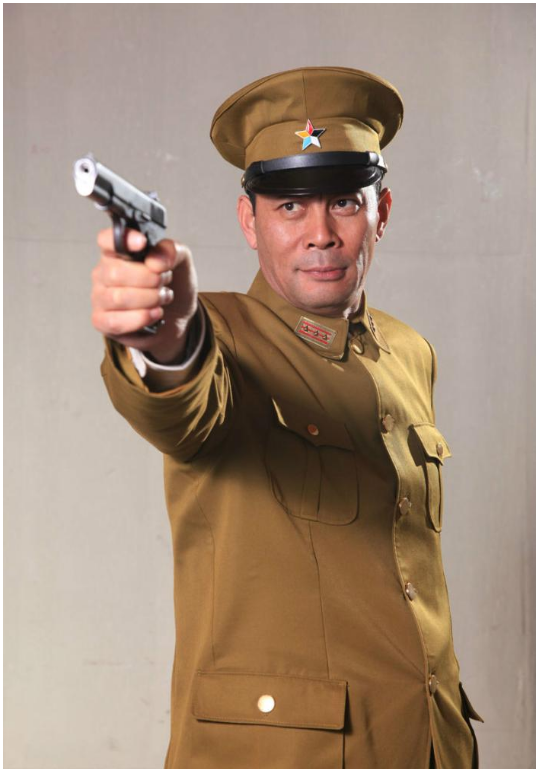 父亲张光北气宇轩昂,母亲陈炜雍容华贵!张思乐却长成了"土妞"