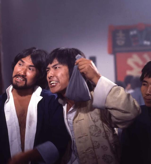 1982年,元彪客串洪金宝电影,爱上了首次出镜就大胆演出的彭秀霞