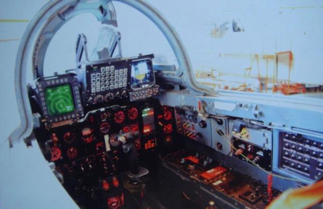 歼8f座舱布局对歼8f航电的升级集中在雷达和座舱两块
