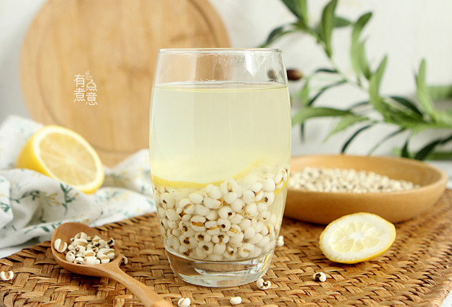 柠檬薏米水是一款非常适合夏天喝的饮品,爱美的女生们,如果你想补充vc