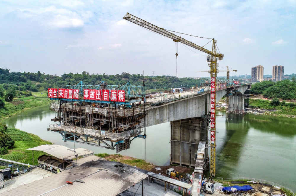 胡市沱江大橋正在建設.牟科攝.