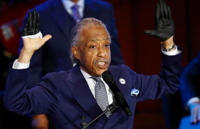 被跪杀黑人男子追悼会举行黑人牧师痛斥美国一直跪我们脖子上