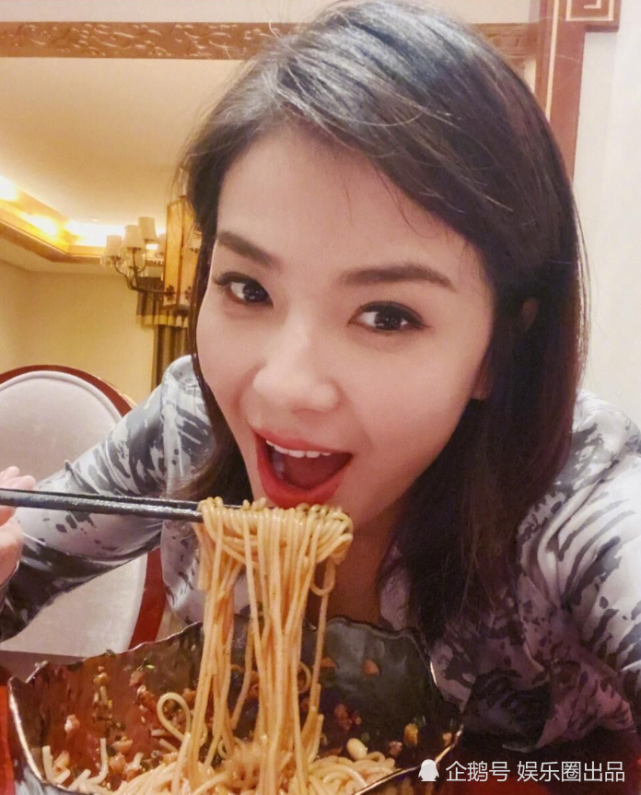 刘涛晒出两张吃面照片,阅读量超过150万,被指摆拍太明显