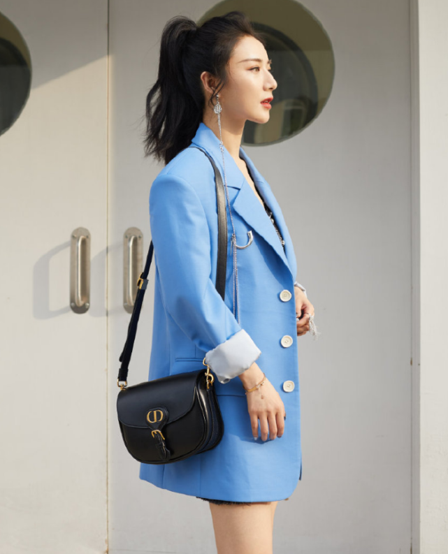 薇娅大秀出来的腿部线条就是异常夺人眼球,而且她这一双腿在黑色高跟