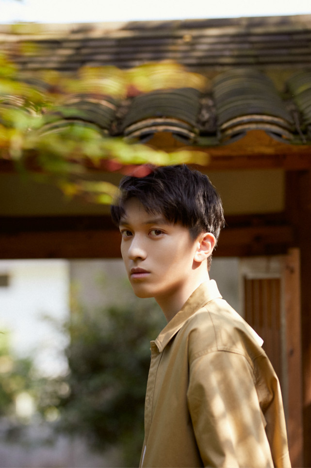 赵英博清爽夏日写真曝光 少年脸尽展温柔"侧颜杀"