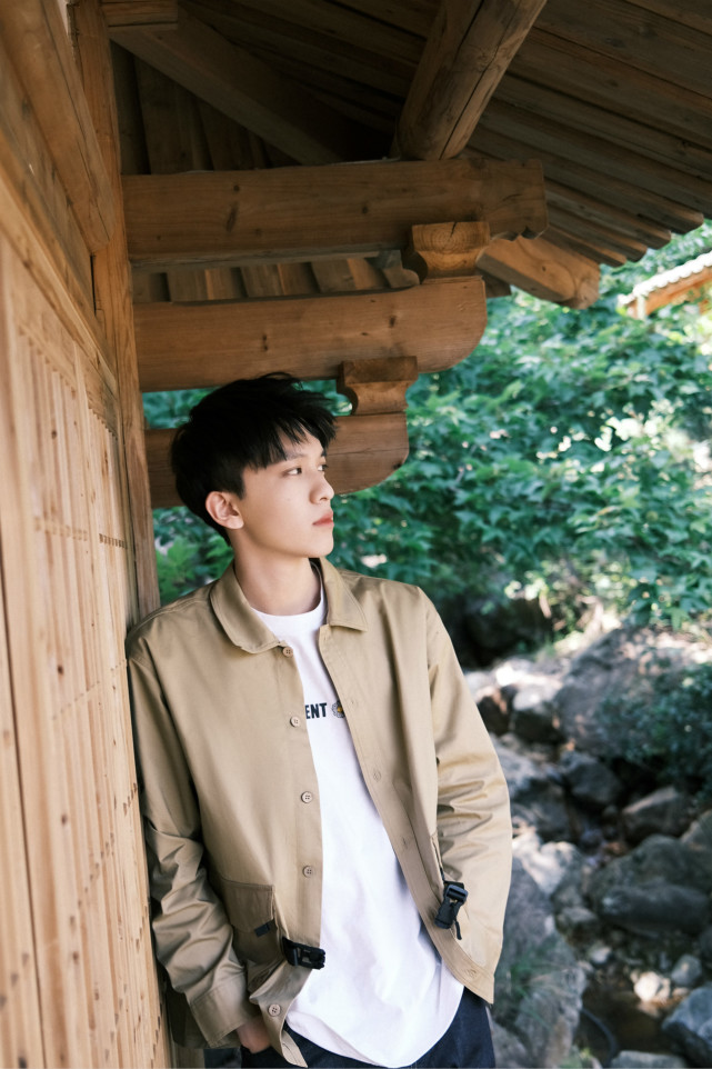 赵英博清爽夏日写真曝光 少年脸尽展温柔"侧颜杀"