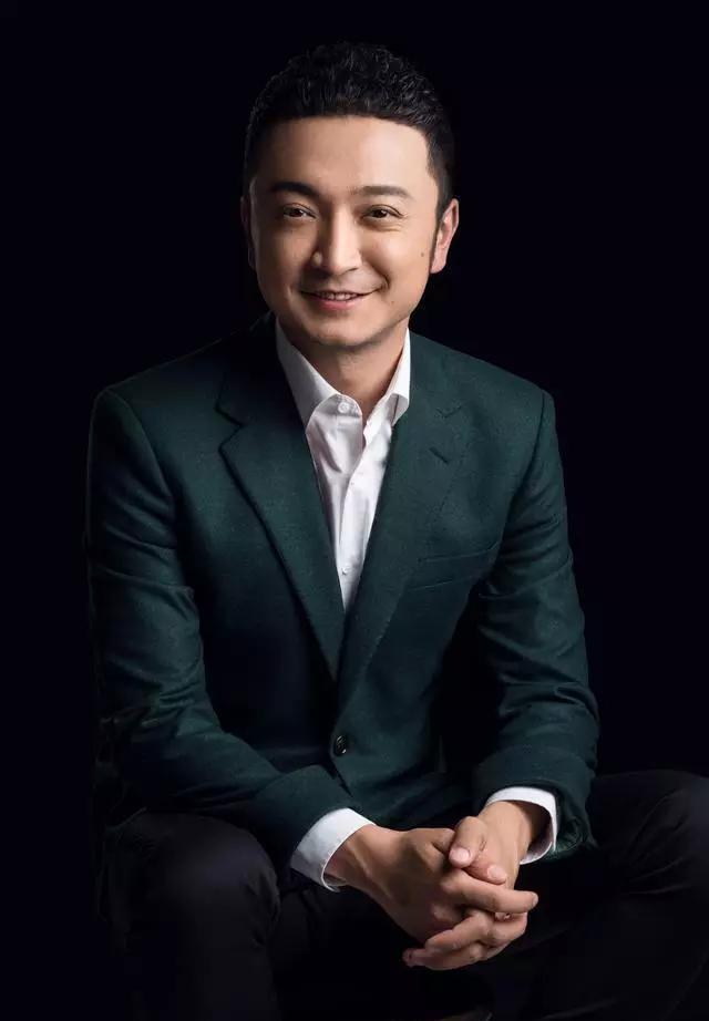 出生于1983年乌鲁木齐的尼格买提,他的父母都是高级知识分子,父亲是