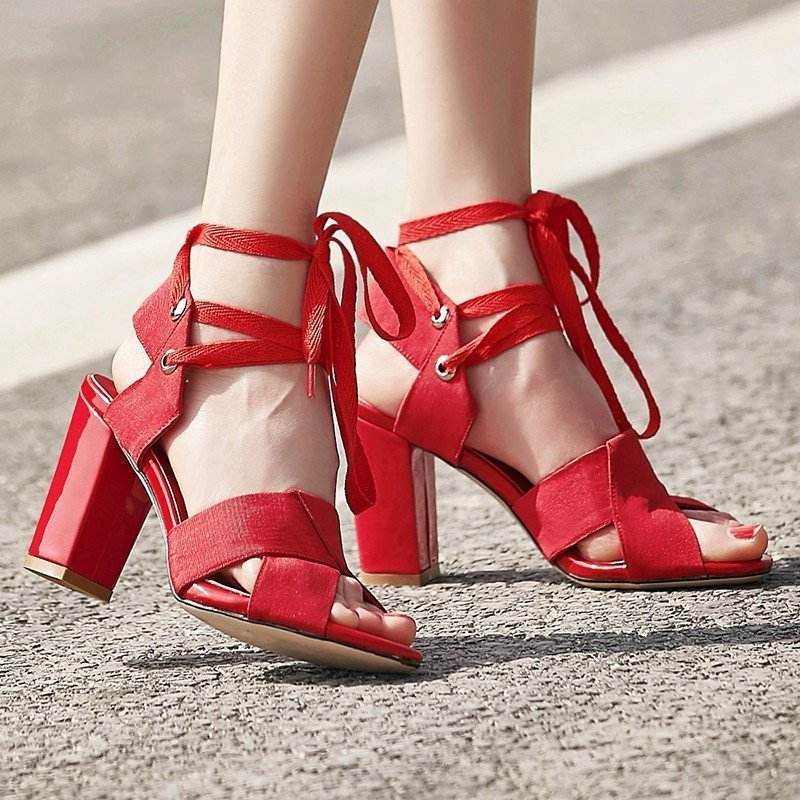 红色凉鞋,时尚女孩必备
