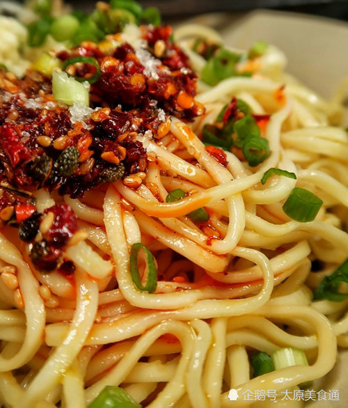 夏季懒人食物——凉面,用这方法拌一拌,麻辣爽口还开胃_腾讯新闻