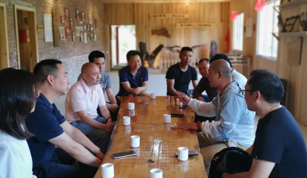 成都铁检院潘辉检察长一行赴古蔺县香楠村看望我院驻村干部