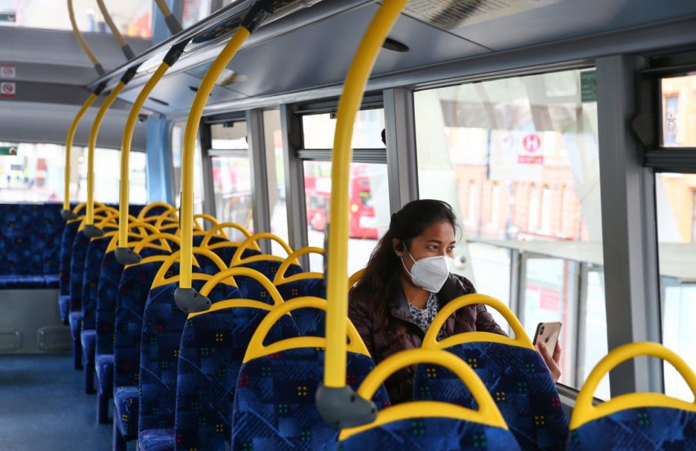 英国防疫新规 6月15日起 乘公共交通工具必须戴口罩 违者罚款 腾讯新闻