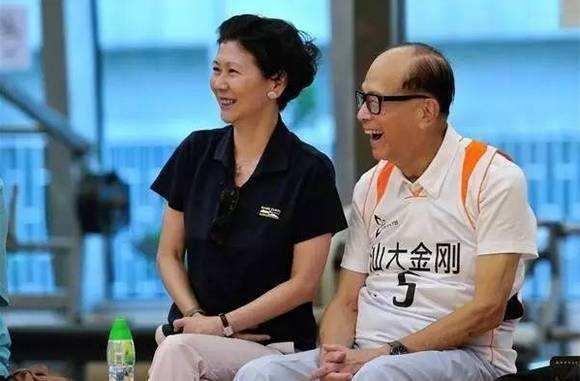 李嘉诚小33岁女友周凯旋露面,59岁坐拥百亿身家,保镖前呼后拥排场大