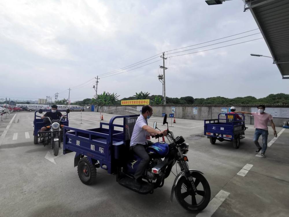 车驾管中队举行快递行业三轮车驾考