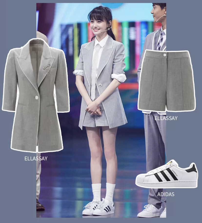 郑爽粉裙配白袜手拿棒棒糖凹造型十分甜美