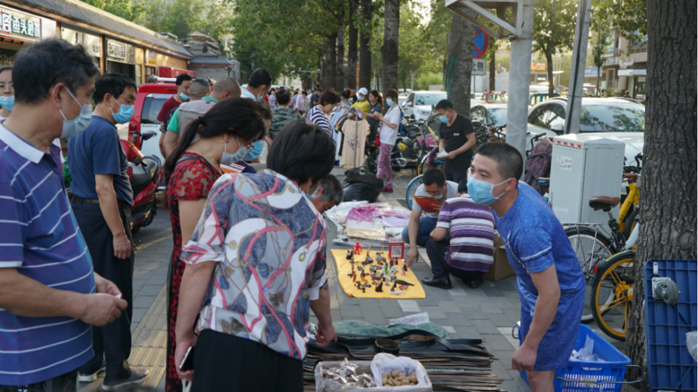 在北京摆地摊的人从商场搬到路边一斤枣比店里便宜近一半