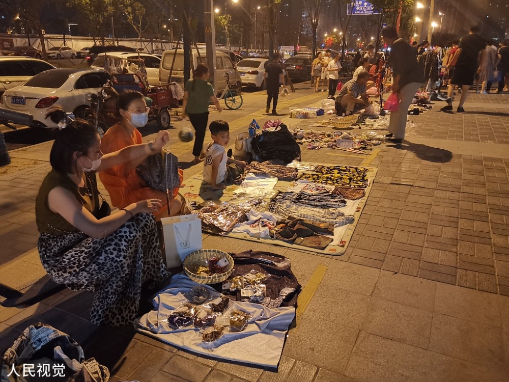 西安地摊市场重启网友这就是人间烟火接地气