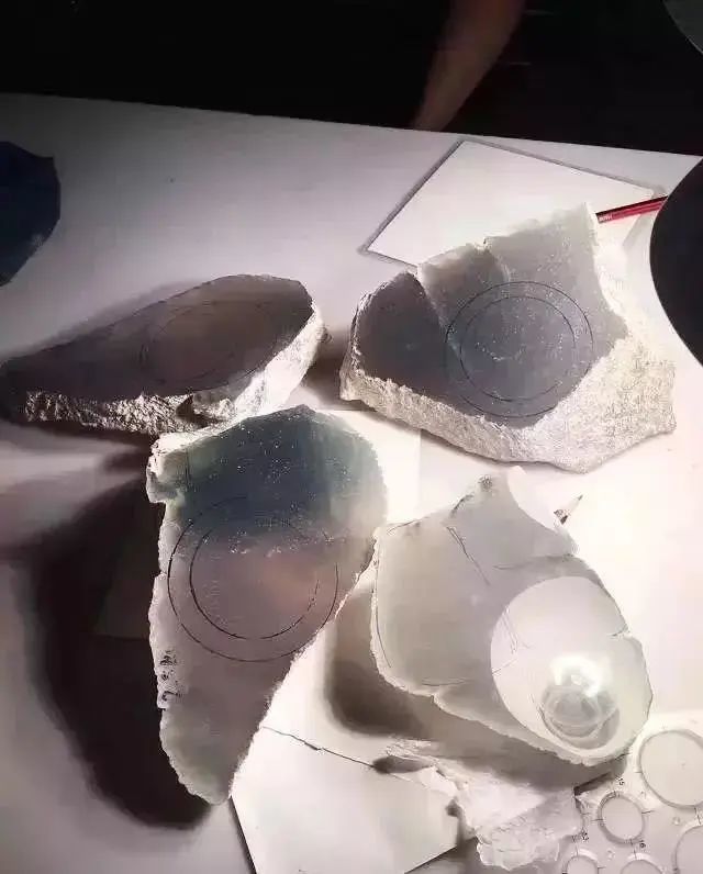 行家都没敢下手的赌石,一刀下去切出罕见雪花棉,堪称奇迹!