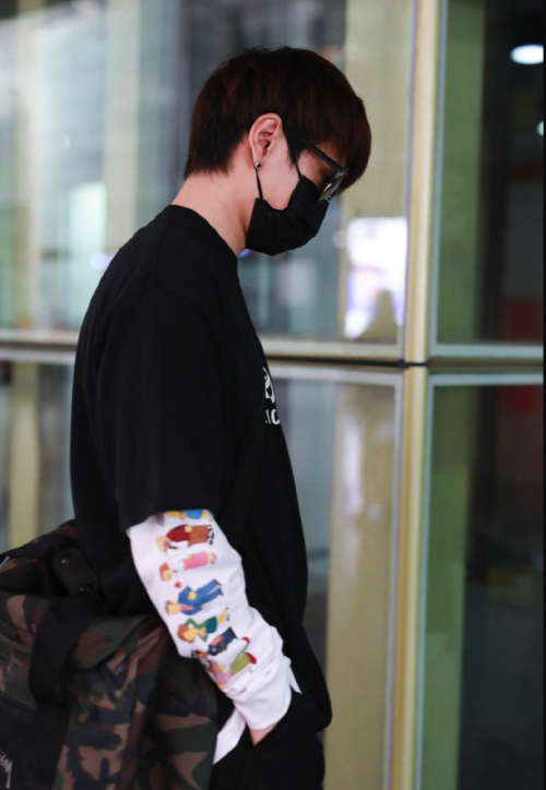 汪苏泷近期机场look,随性又舒适,阳光帅气大男孩_腾讯新闻