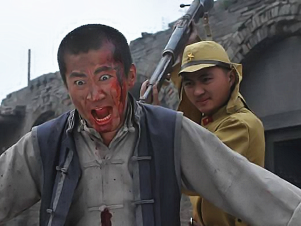 抗日神剧:轻功躲子弹我忍,包子手雷我忍,燕双鹰的皮衣我忍不了