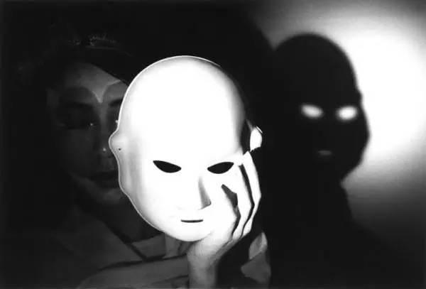 那些所谓对的人,其实只是满足了你的某些"阴暗"心理