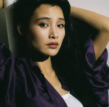 陈冲旧照气质绝杀,又飒又媚风格百变,圆寸港风发型试了个遍