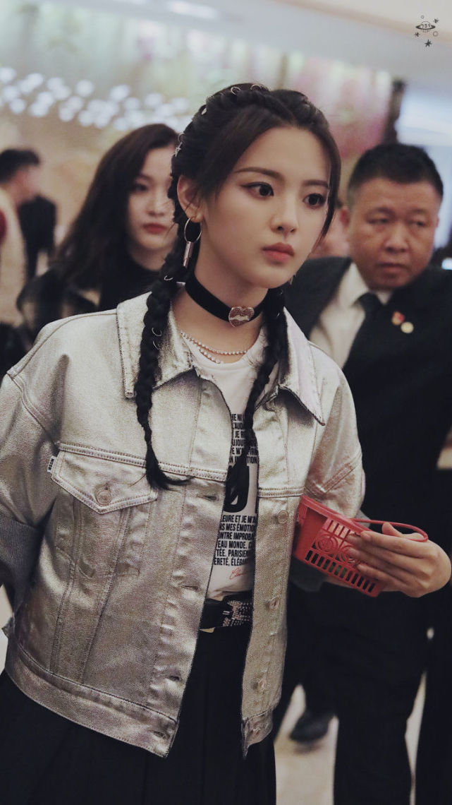 火箭少女101成员们都有哪些惊艳了时光照片——杨超越