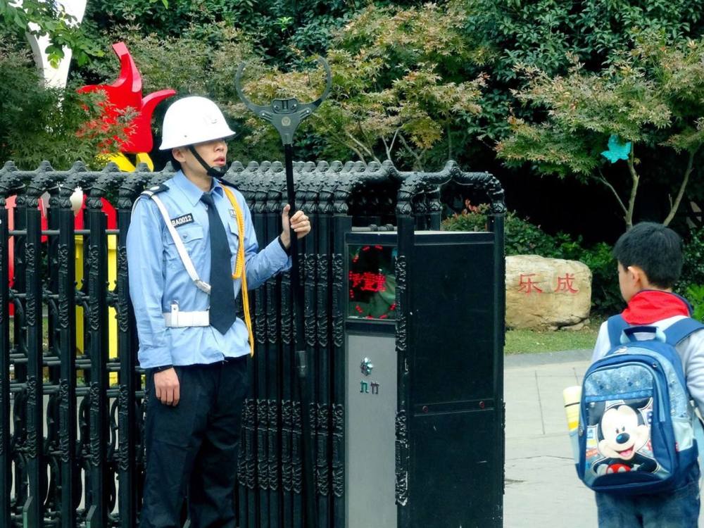 广西梧州小学门卫砍伤39人学校安保如何亡羊补牢