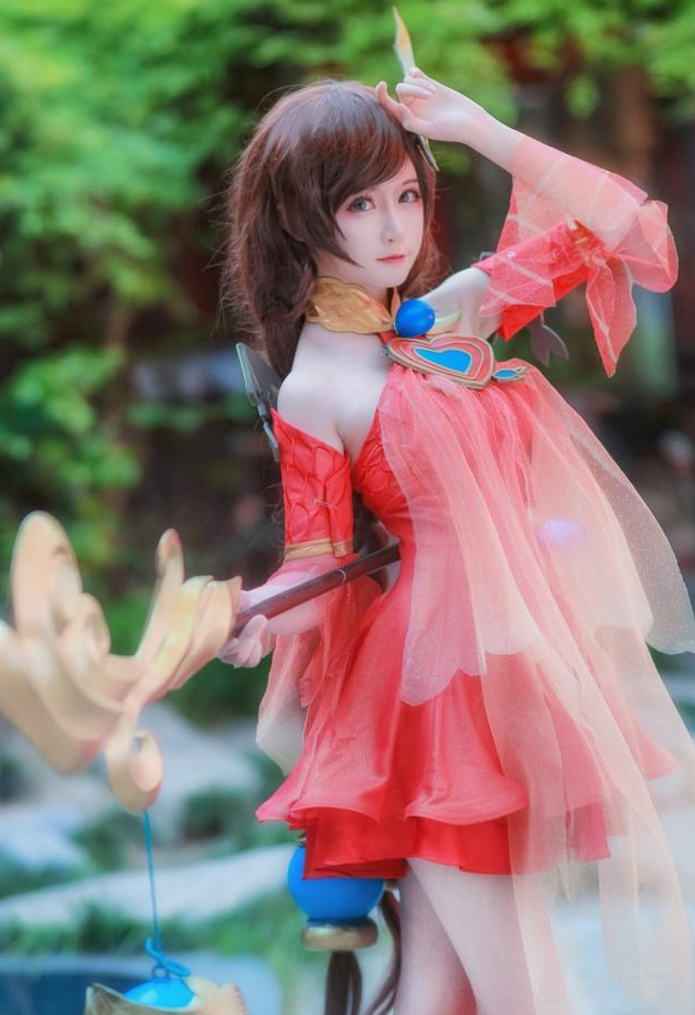 长腿小姐姐cos王者大乔,妆容精致神情迷人,玩家:神还原!