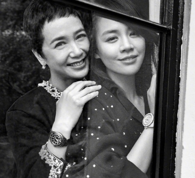 蒋雯丽马思纯齐现身两人同框对比五官相似小姨蒋雯丽更显大气