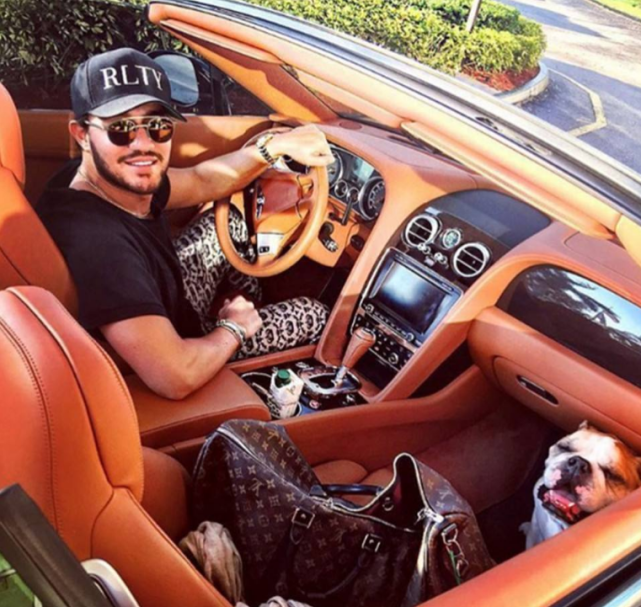 朋友圈晒豪车的人是啥心态?老同学摆摆手:看破别说破,留点面子