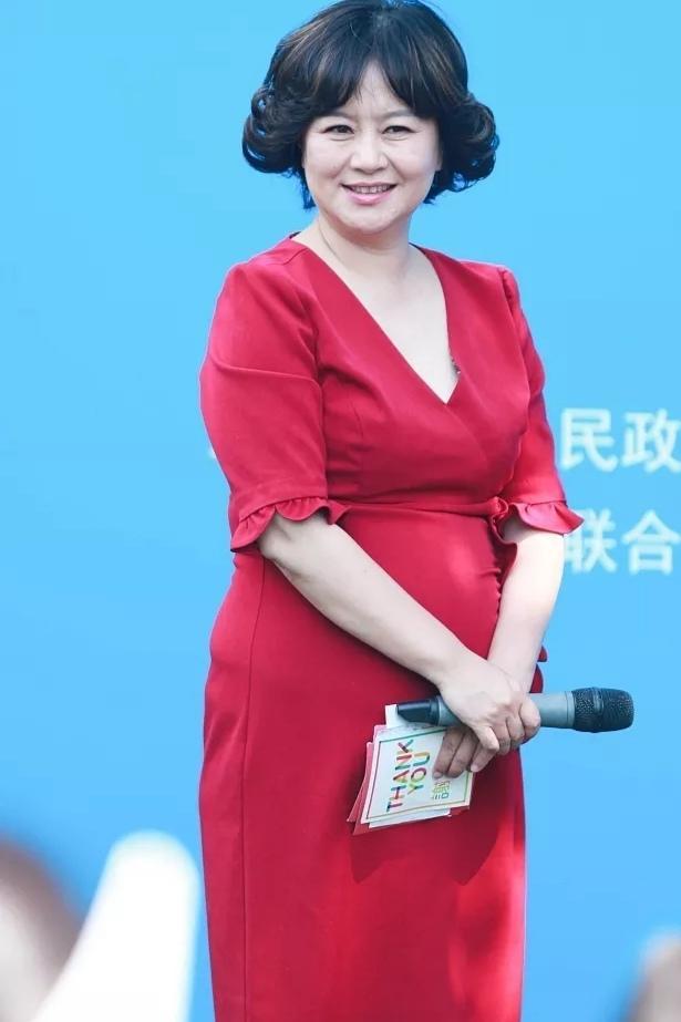 54岁鞠萍发福严重!一袭蓝裙配标志性短发超富态,慈祥笑脸好窝心