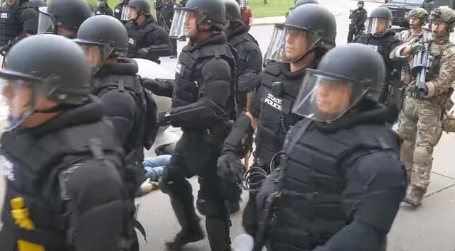 美国警察暴力推搡老人致其倒地七窍流血,之后冷漠看着无人问津