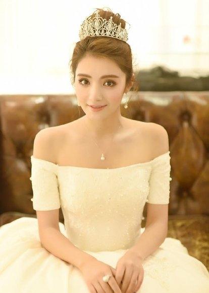 随后她就开始转战大荧幕,走向电影之路,出演的电影中《前任攻略》就