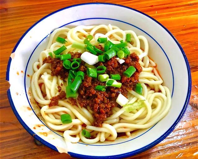 颇具特色的扣肉面!肥润又香辣!成都老字号面馆,每天生意爆满!