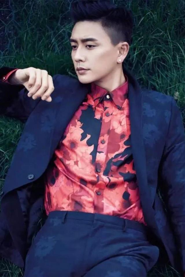 39岁黄宗泽真的老了!穿衬衫配高跟皮鞋现活动,成熟气质更迷人