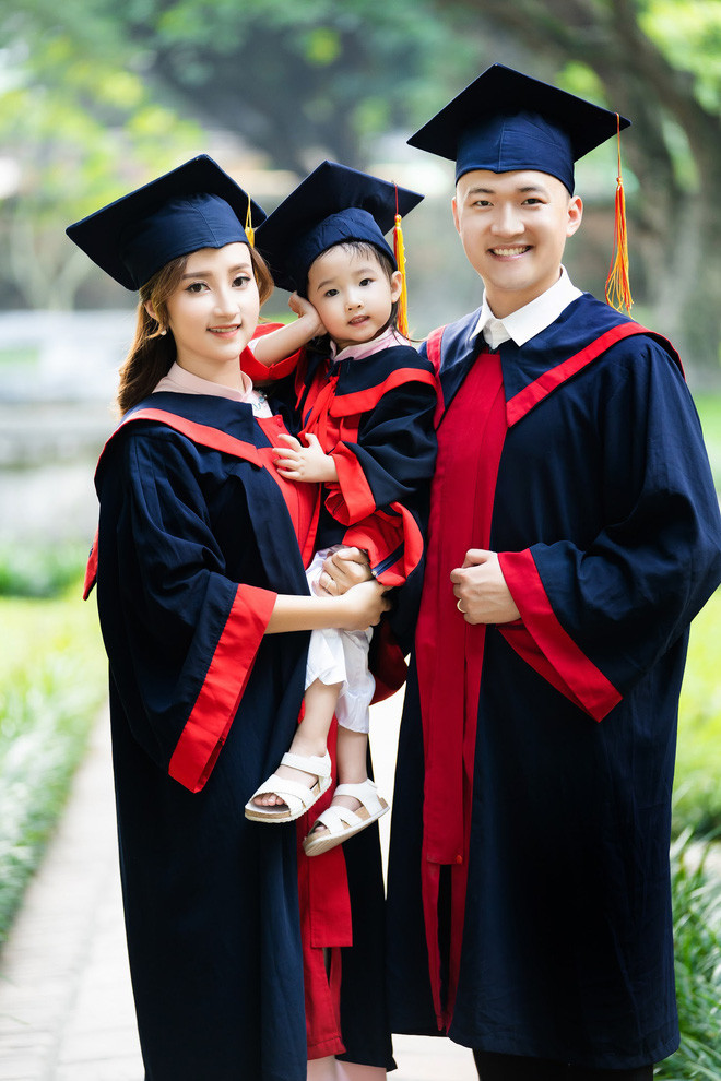 女子在没上大学前就已结婚生娃 如今带着丈夫女儿一起拍毕业照 腾讯新闻