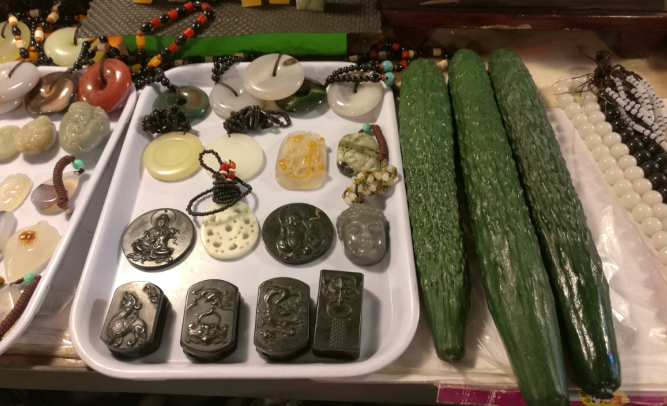 地摊上售卖的玉器虽然也可能有真的,但咱不能只靠运气,指望摊主有良心