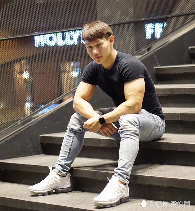 帅气壮实的健身肌肉型男,吃饭,锻炼,旅行都爱秀胸肌和腹肌!