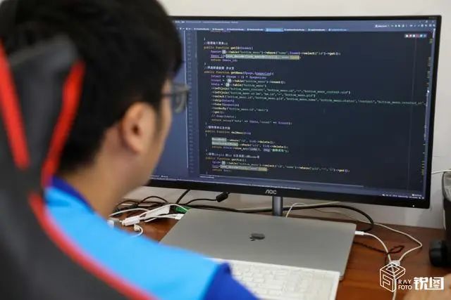 95后程序员月薪2万背着电脑送外卖,送单途中改bug_腾讯新闻