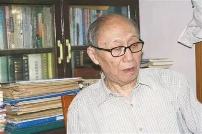 直到车厢里的"贵客"们被安顿好,乘务员才将刘道玉和梁百先带到离盥洗