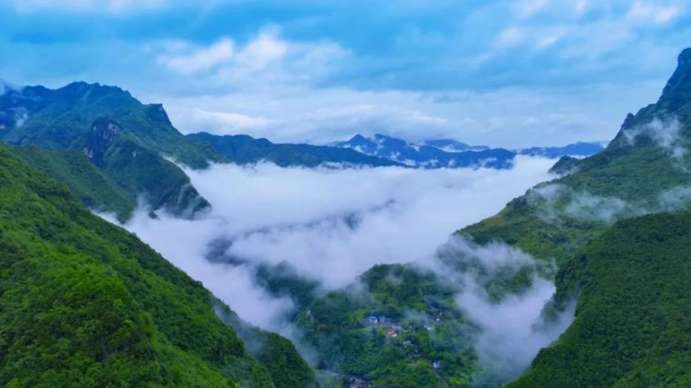 由鼓城山,七里峽等組成位於旺蒼米倉山國家級自然