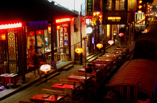 现在的山塘街也不光是以前的风格,还有现代酒吧,逛嗨了也可以去小酌一