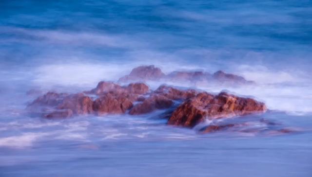 桥身从海岸探入弯月般的青岛湾深处,仿佛置若大海,夏天来这里,海风