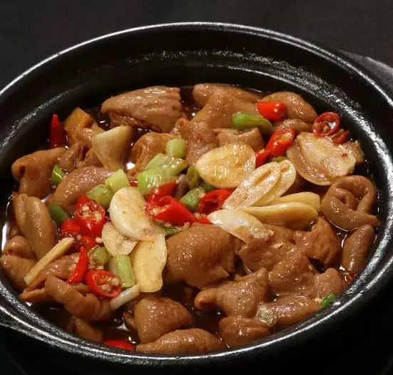 姜米,蒜米和辣妹子酱炒香出色,烹料酒并掺入鲜汤烧沸,陆续放盐,胡椒粉