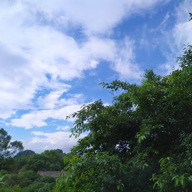 蓝天白云,晴空万里,桂林雨后的天空实在太美了!