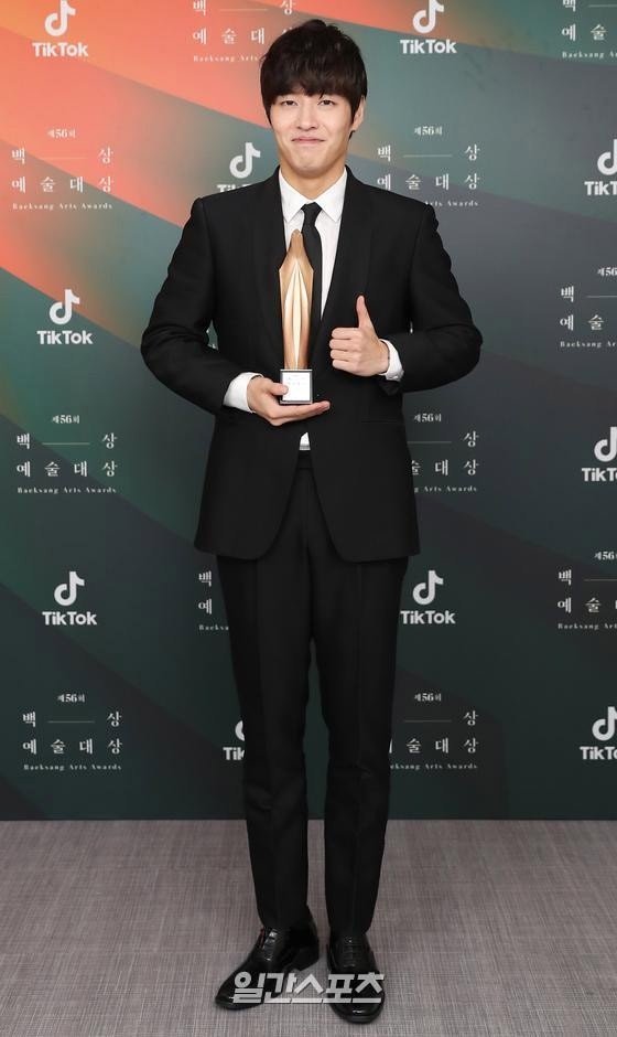 【韩国56届百想艺术得奖名单】《山茶花开时》成大赢家 姜河那夺视帝