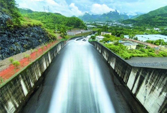 金华武义:源口水库开闸泄洪